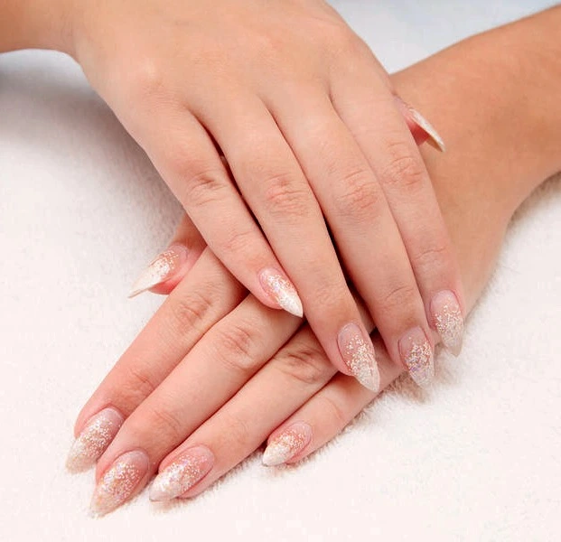 Mãos com unhas decoradas