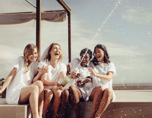 Mulheres comemorando